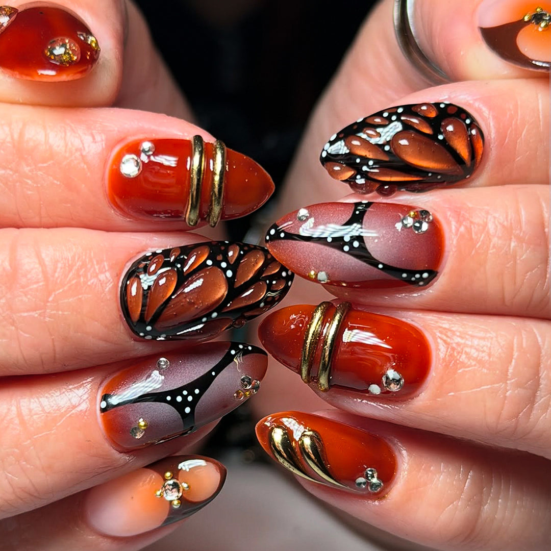 Kunstfingernägel mit Luxuriösen Verzierungen Karnz