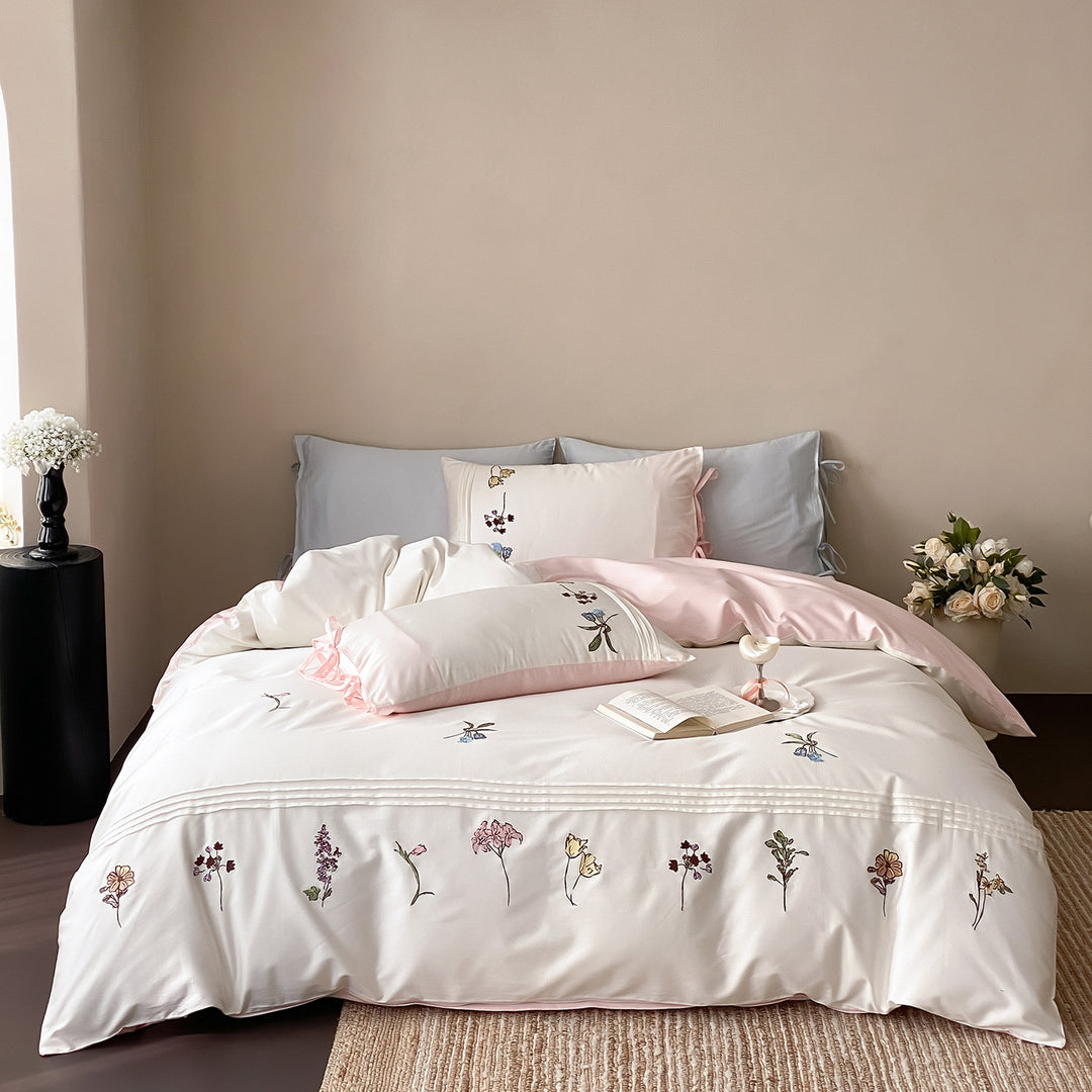 Elegante Bettwäsche-Garnitur mit feiner Blumenstickerei, Volantkissen und Wendefunktion