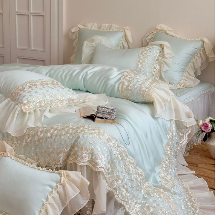 Verziertes Rüschendecor-Duvetbezug-Set mit besticktem floralen Applikationen und transparenter Rüschendecke