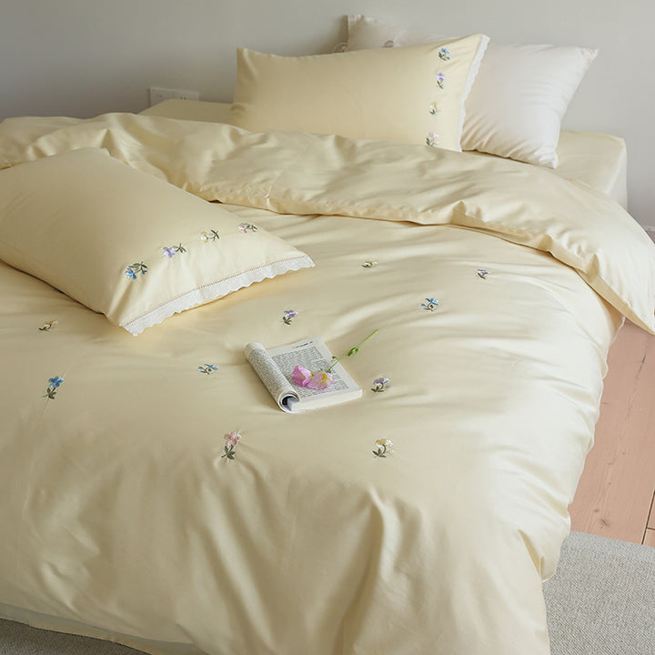 Luxuriöses Baumwollsatin-Bettwäsche-Set mit zarten Stickblumen und Spitzenkissenbezügen