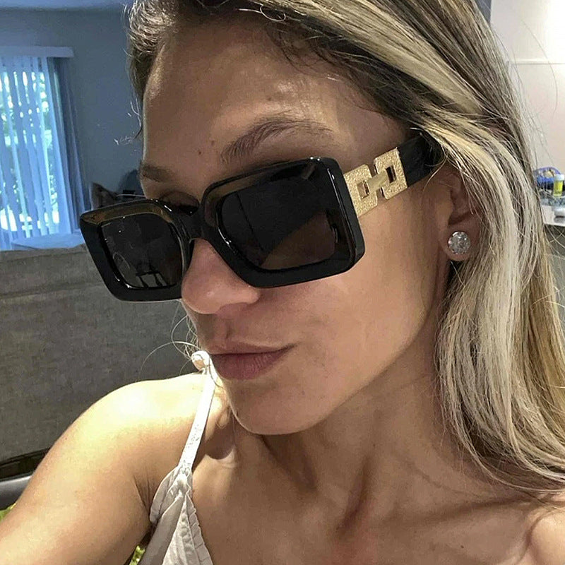 Damen modische Sonnenbrille im eleganten quadratischen Design mit luxuriösen goldenen Akzenten Karnz