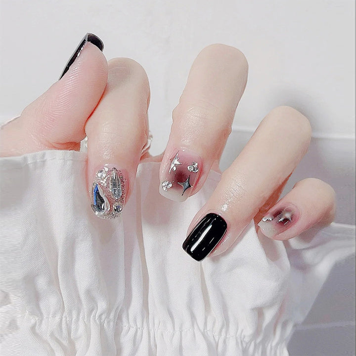 Kunstnagelset mit glamourösen Glitzer- und Kristallverzierungen Karnz
