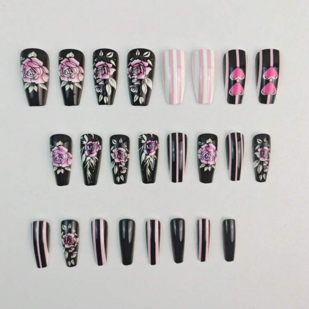 Kunstnagelset mit romantischen Rosen- und Herzmotiven Karnz