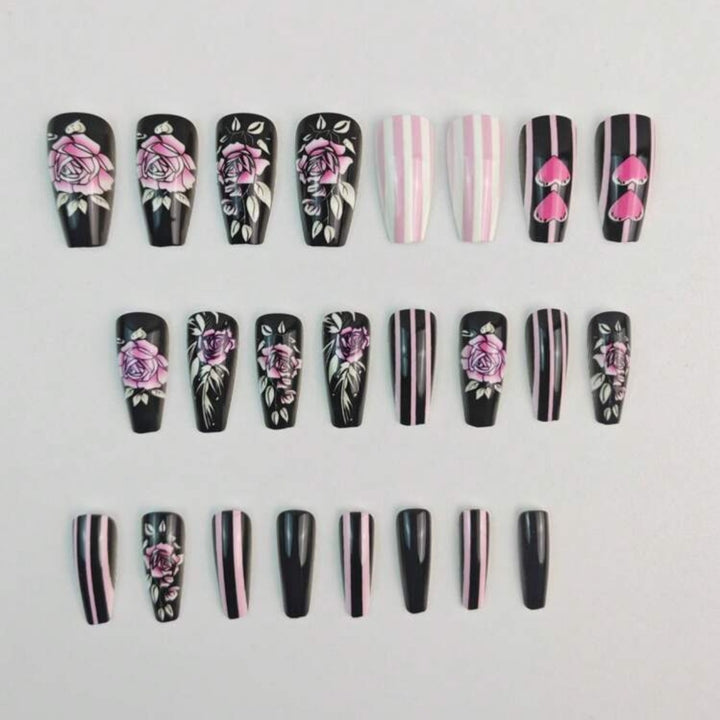 Kunstnagelset mit romantischen Rosen- und Herzmotiven Karnz