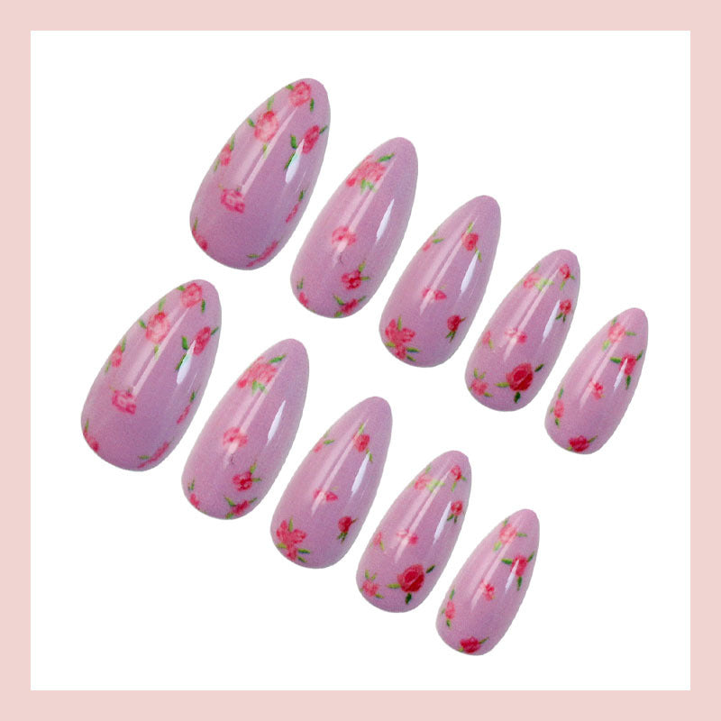 Kunstnagelset mit elegantem French-Tipp und schimmernden Akzenten Karnz
