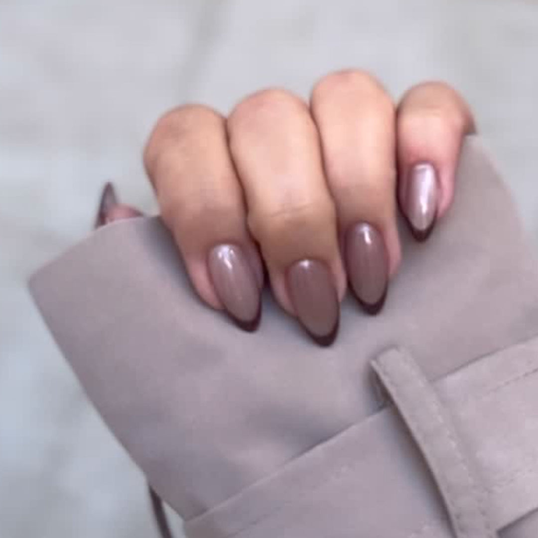 Künstliche Nagelkunst mit elegantem French-Tip Karnz