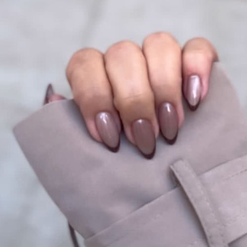 Künstliche Nagelkunst mit elegantem French-Tip Karnz