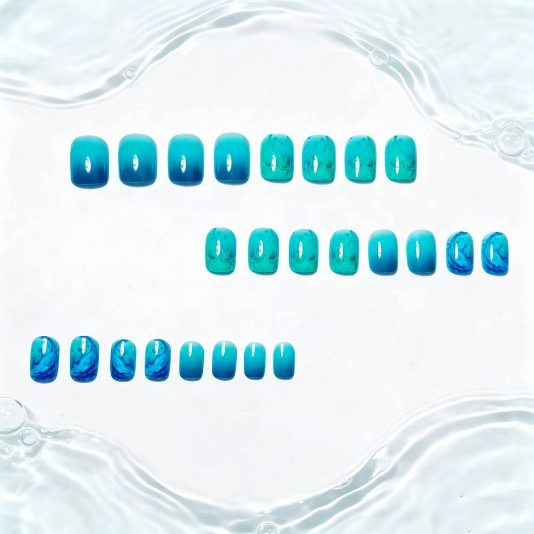Kunstnägel mit Kunstvollem Wellen-Design Karnz
