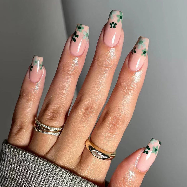 Kunstvolle Nagelverlängerungen mit Floralem Design Karnz