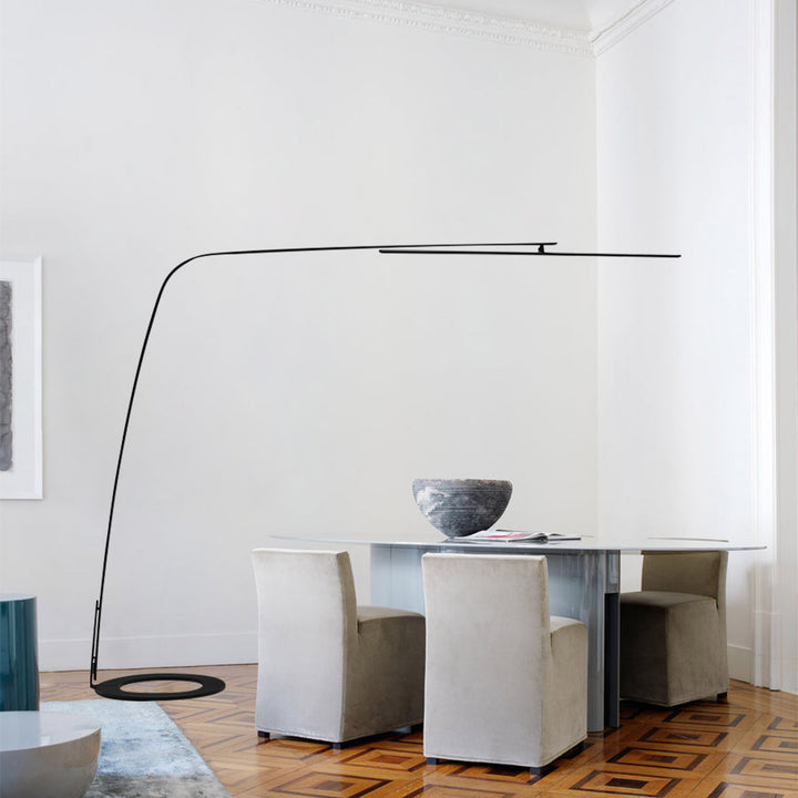 Geformte LED Stehlampe mit einstellbarer Helligkeit