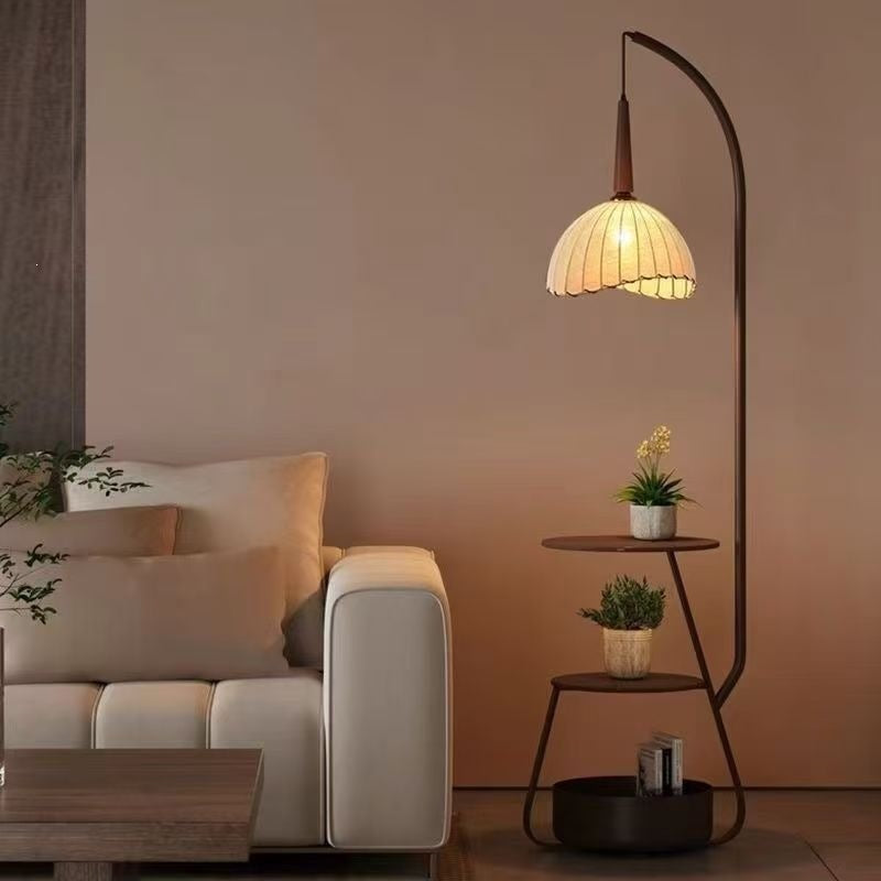 Moderne Stehlampe mit integriertem Pflanzenständer