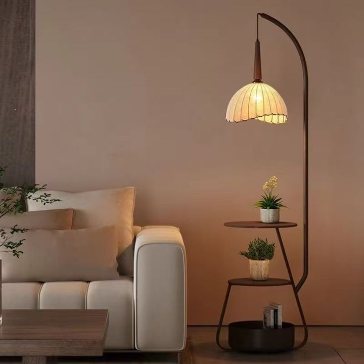 Moderne Stehlampe mit integriertem Pflanzenständer