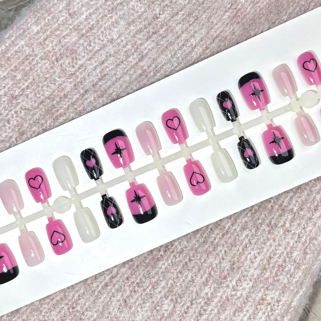 Themen Presse-On-Nagelset mit Herz- und Sterndesigns