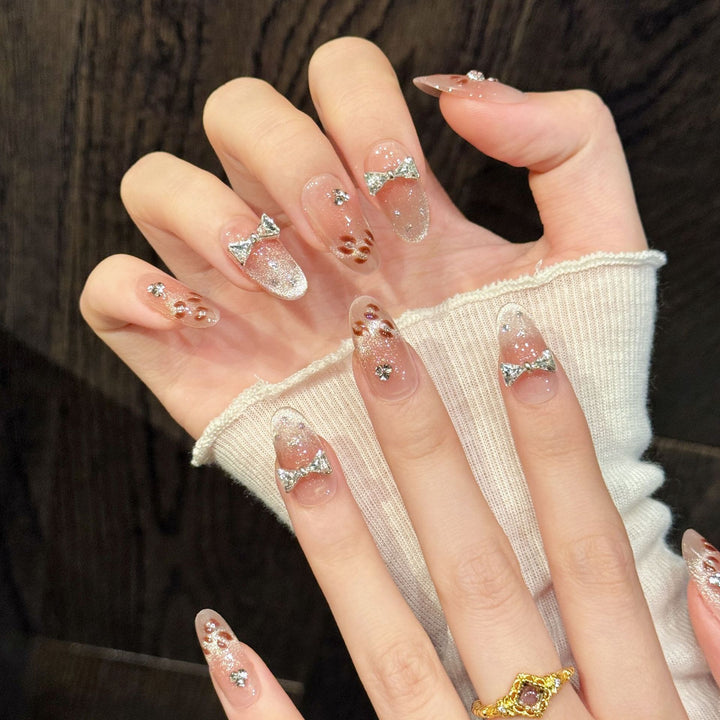 Dekoratives Press-On Nagelkunst-Set mit glitzernden Schleifenakzenten