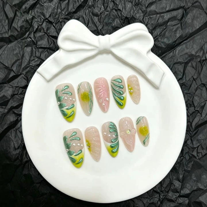 Dekoratives Press-On Nageldesign-Set mit floralen und botanischen Motiven