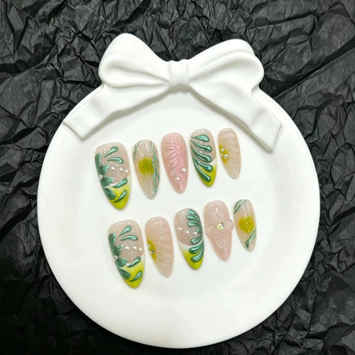 Dekoratives Press-On Nageldesign-Set mit floralen und botanischen Motiven