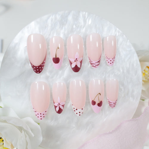 Kunstnagelset mit kreativen Blüten-, Herz- und Polka-Dots-Designs Karnz