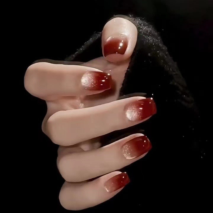 Glamouröse Kunstnägel mit Glitzer-Gradient Karnz