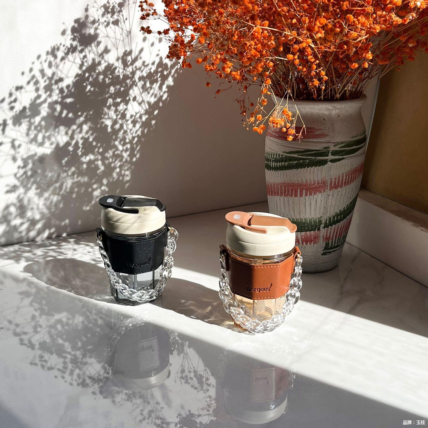 Damen Trinkbecher mit elegantem Ledergriff und praktischer Tragekette Karnz