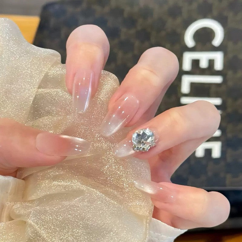 Kunstnagelset mit edlen Spitzen und Kristallakzenten Karnz