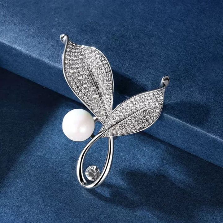 Elegante und Glamouröse Brosche mit Perlen und Kristallen Karnz
