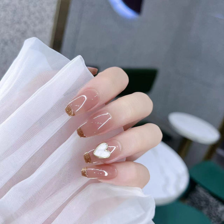 Dekoratives Press-On Nail Set mit Herzdesign Karnz