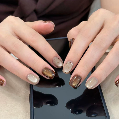 Künstlerisches Press-On-Nageldesign