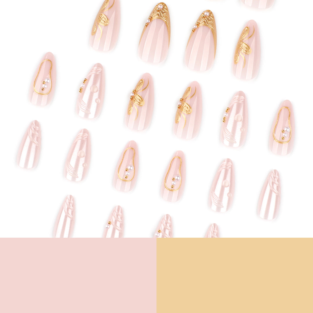 Elegante Kunstnägel mit Blüten- und Glitzerakzenten Karnz