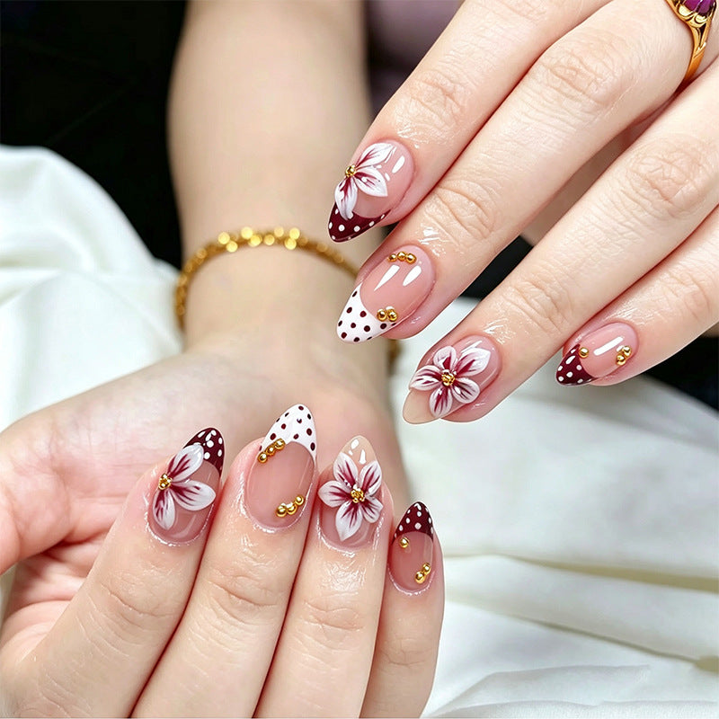 Kunstvolle Nagelspitzen mit Blumendekor Karnz