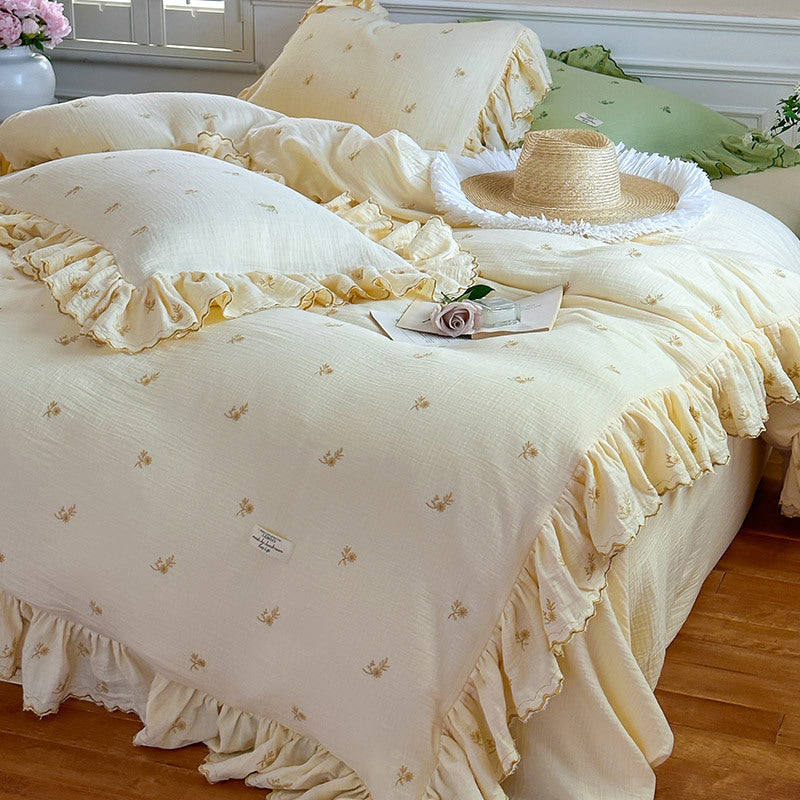 Vintage-inspirierte Bettgarnitur mit Volant und zarter Blumenstickerei