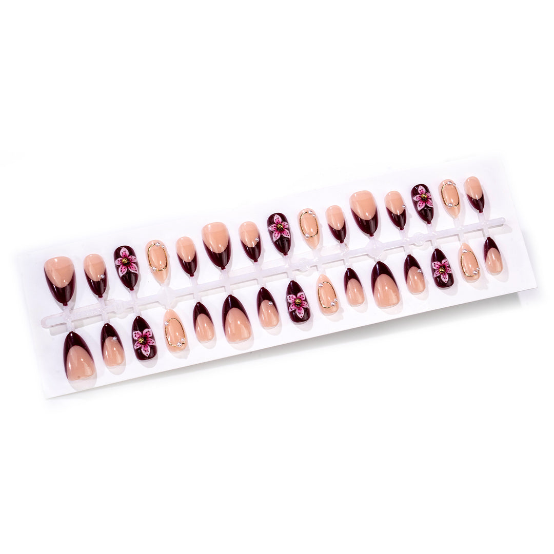 Dekoratives Floral Press-On-Nagelkunst-Set mit eleganten Verzierungen Karnz
