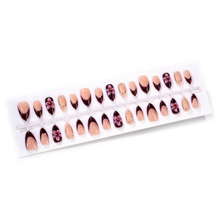 Dekoratives Floral Press-On-Nagelkunst-Set mit eleganten Verzierungen Karnz