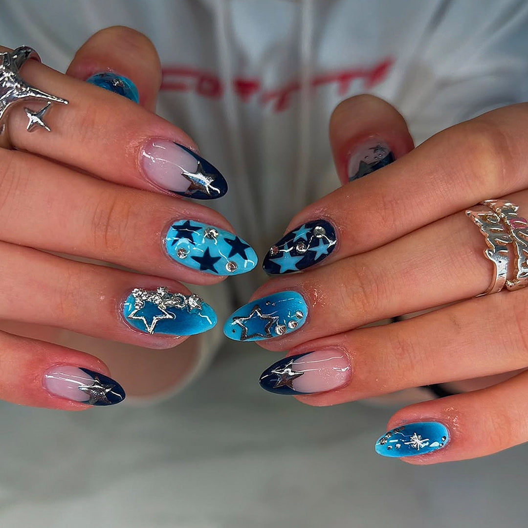 Künstliche Fingernägel mit Starlit Design und Glitzerakzenten Karnz