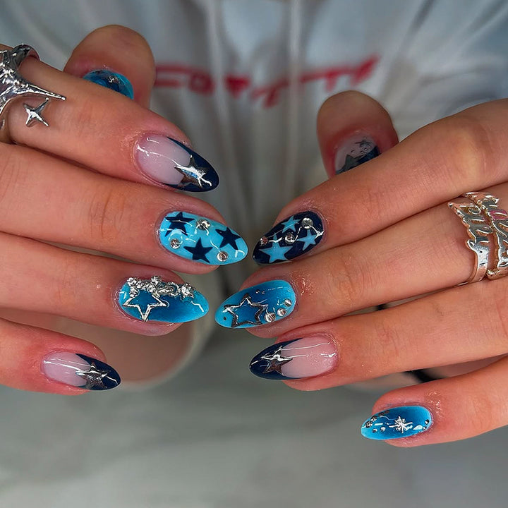 Künstliche Fingernägel mit Starlit Design und Glitzerakzenten Karnz