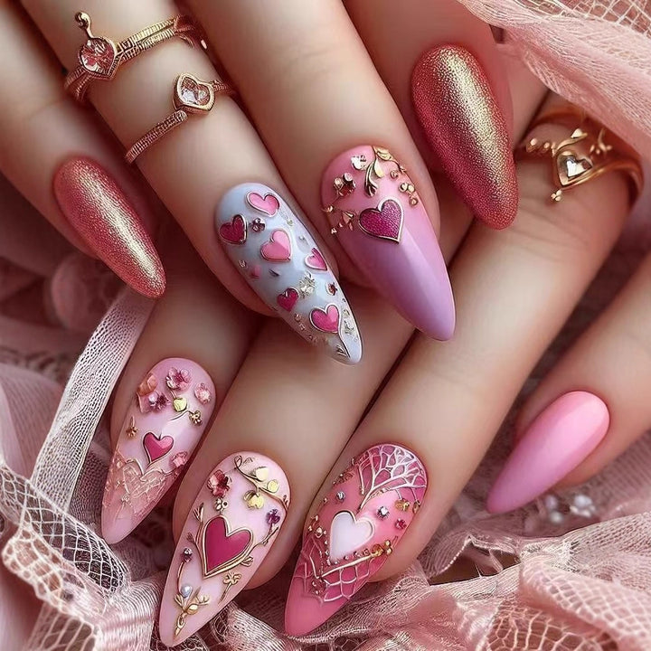 Kunstnagelset mit romantischen Herz- und Floralverzierungen Karnz