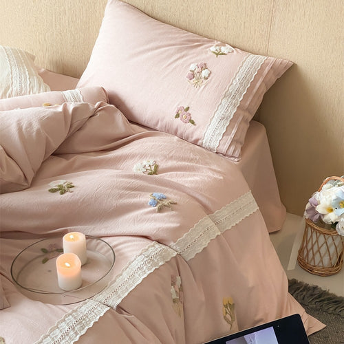 Romantisches Baumwoll‑Mako‑Bettwäsche‑Set mit dreidimensionaler Blumenstickerei, Spitzenborte und Kissenrolle