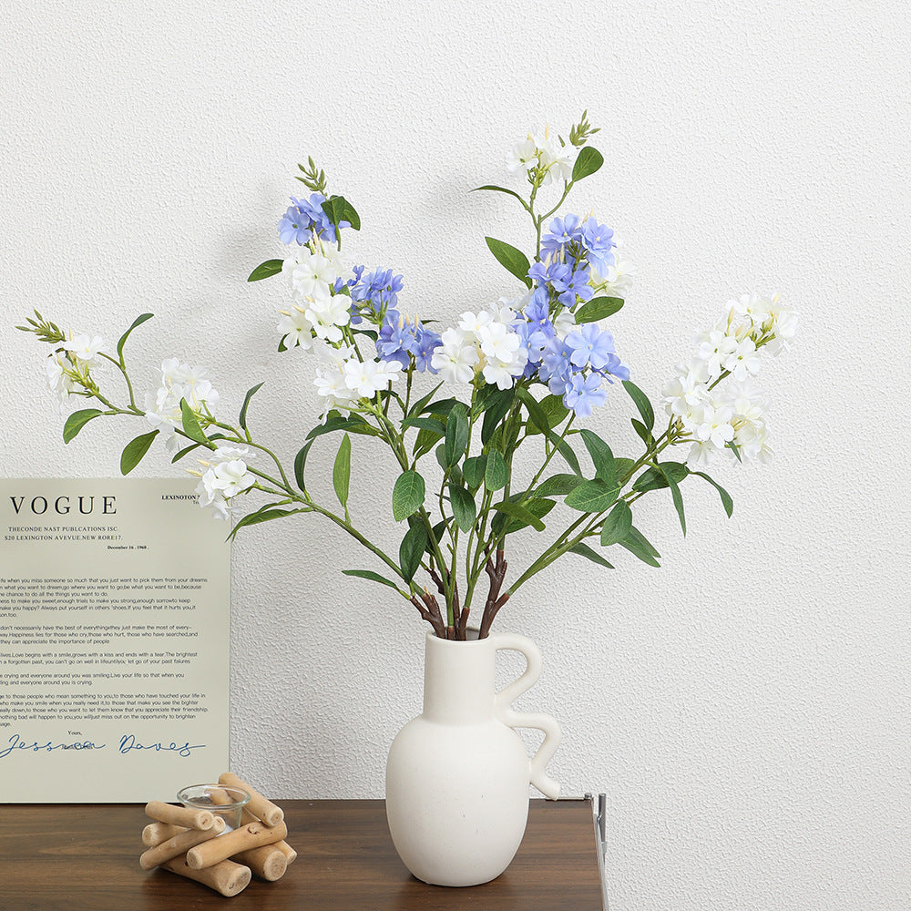 Dekorativer Kunstzweig mit weißen Blüten Karnz