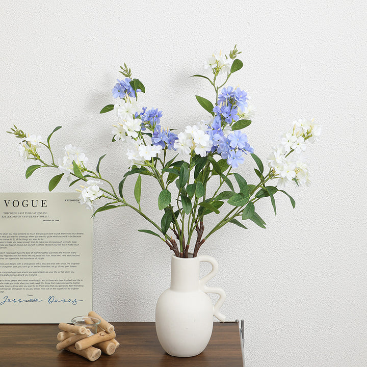 Dekorativer Kunstzweig mit weißen Blüten Karnz