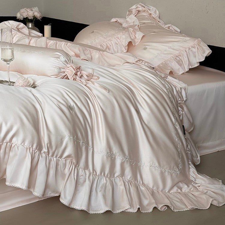 Rüschen-Satin-Feeling Ruffled Bettbezug Set mit gesticktem Herzen & dekorativen Kissenbezügen
