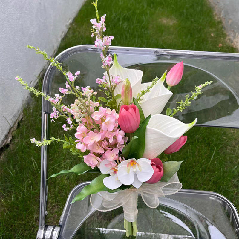 Künstlicher Blumenstrauß mit tropischem Grün