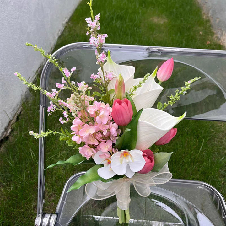 Künstlicher Blumenstrauß mit tropischem Grün