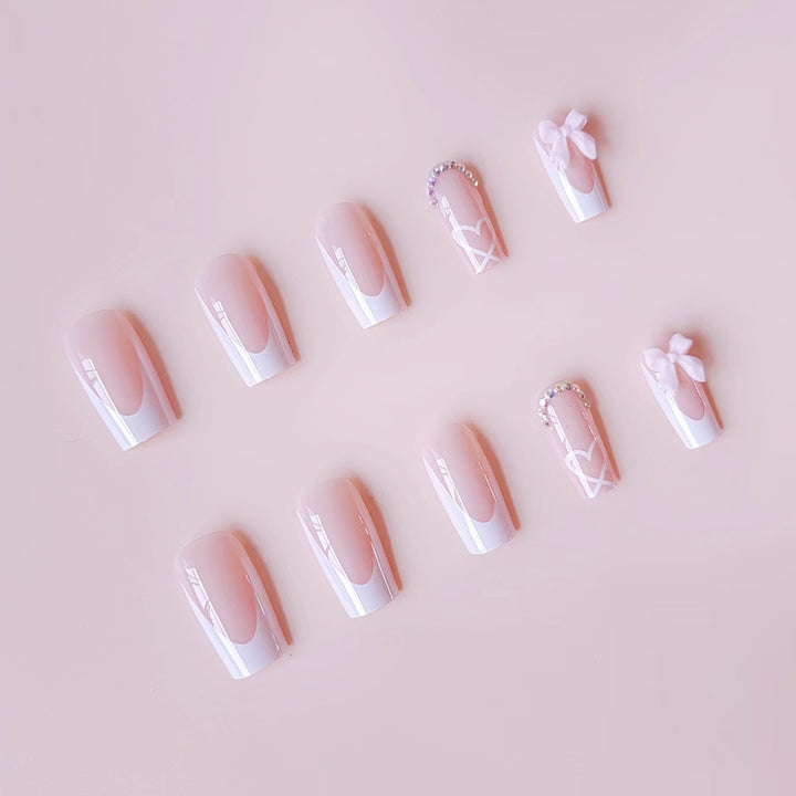 Kunstnagelset mit eleganten 3D-Schleifen und Strassverzierungen Karnz