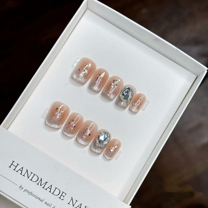 Handgefertigtes glitzerndes Press-On-Nagel-Set mit dekorativen Edelsteinakzenten