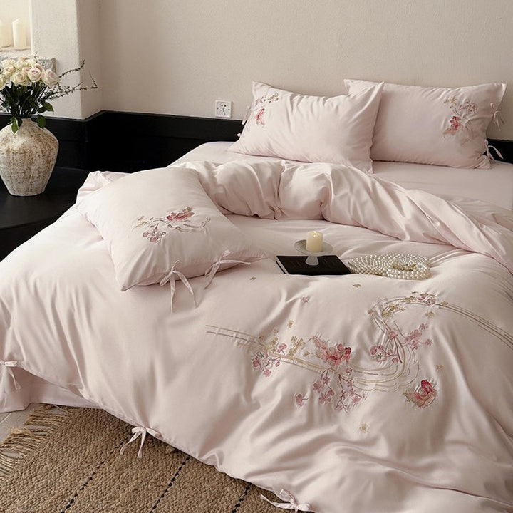 Satin-Bettwäschegarnitur mit floraler Stickerei, Schleifenbändern und seidiger Oberfläche