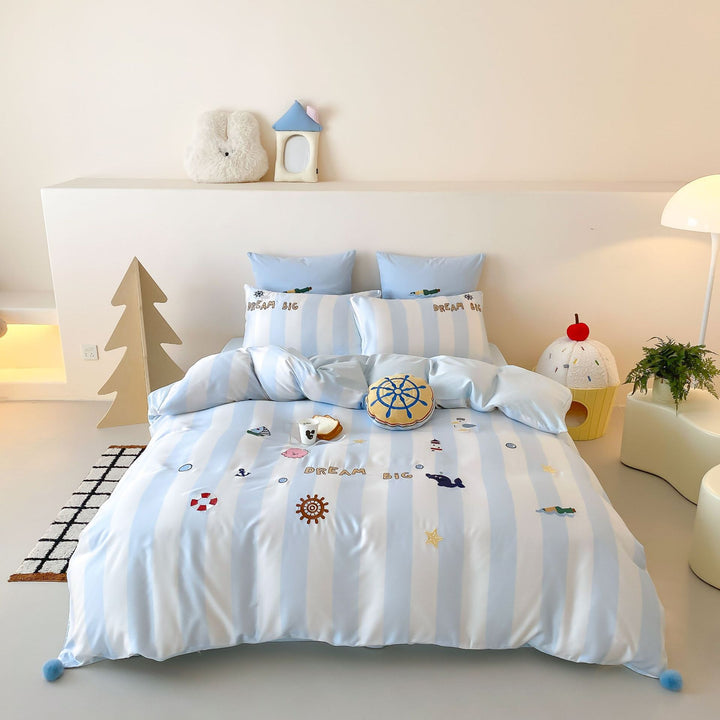 Nautisch gestreiftes Baumwollsatin-Kinderbettbezugset mit gestickten Ozeanmotiven
