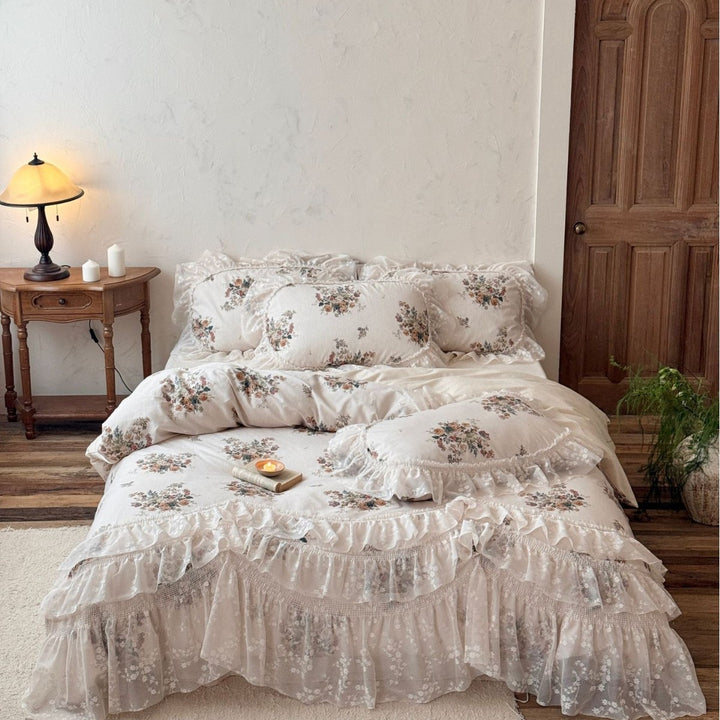 Vintage-Romantik Bettwäschegarnitur mit mehrlagigem Rüschenrand und floralem Stickmotiv