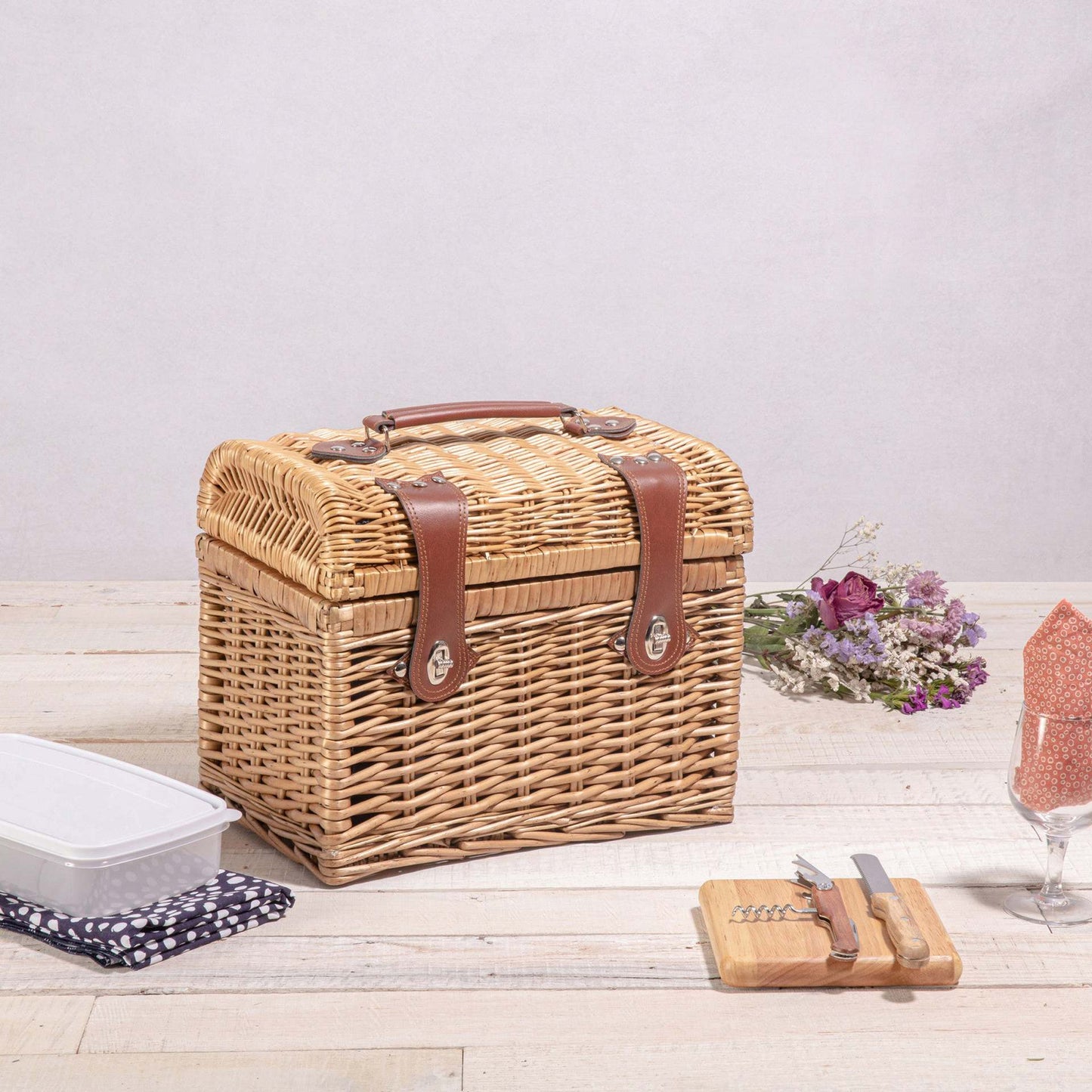 Damen Picknickkorb mit stilvollen Gläsern und Holzbrettern Karnz