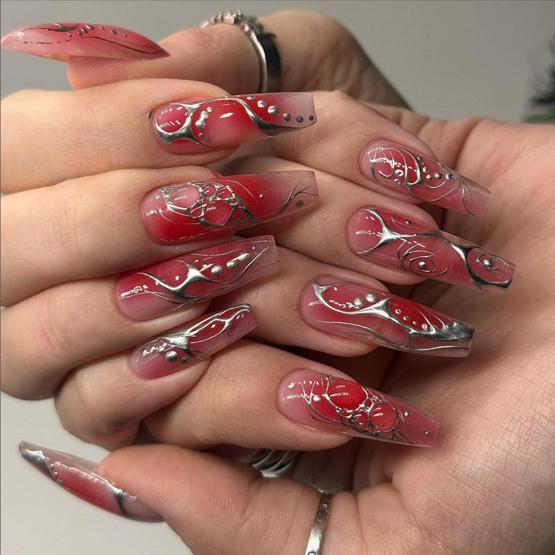Kunstvolle Nagelverlängerungen mit floralem und glänzendem Design Karnz
