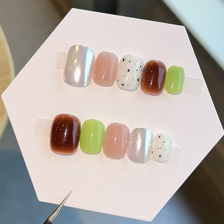 Kunstnägel mit Modernem Design und Abwechslungsreichen Akzenten Karnz