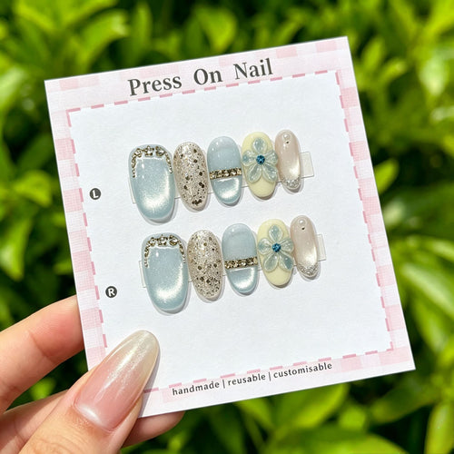Handgemachter Press-On Nagelset mit Blumen- und Glitzerverzierungen